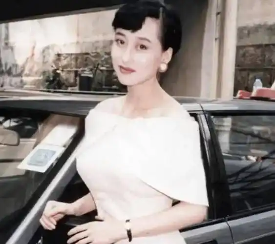 62岁利智近照曝光!