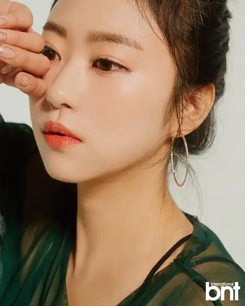 金敏智最新杂志写真曝光 薄纱上衣展轻熟甜美氛围