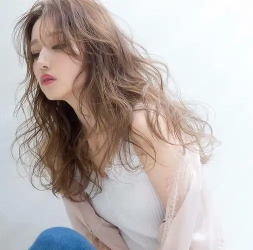 今天我们来看一组夏季超人气中长发卷发发型图片,最近有考虑换发型