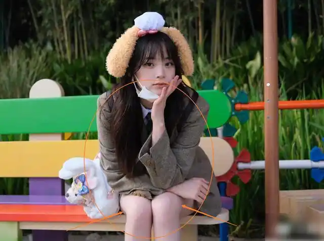 欧阳娜娜去迪士尼玩穿学生装元气可爱路人镜头下身材令人看呆