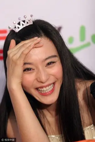 范冰冰大作鬼脸尽显调皮 自己都笑出皱纹了