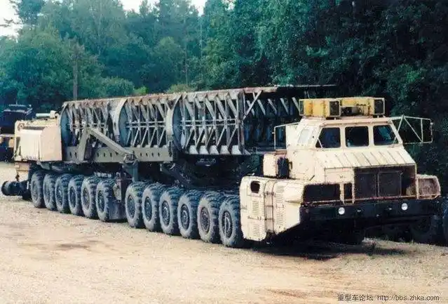 8轴的maz/mzkt-79221是由7轴maz-7917底盘发展而来,是专门为白杨-m