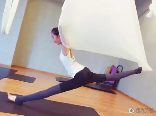 美!恒大铁卫女友空中瑜伽 玩转一字马