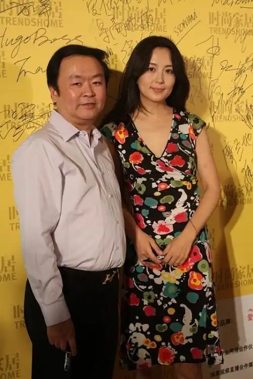 杨童舒真的好清纯,穿复古红裙看着真甜,还是记忆中的"徐盈盈"