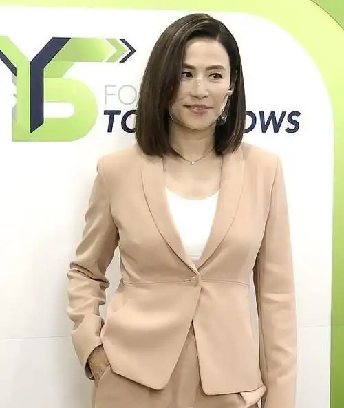 宣萱随便穿穿都有好气质一身卡其色西服套装知性干练气场全开