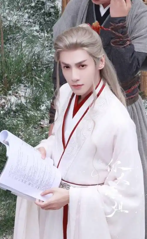 罗云熙愚人节营业晒炮轰造型,宛若流浪汉,细看也认不出是罗云熙