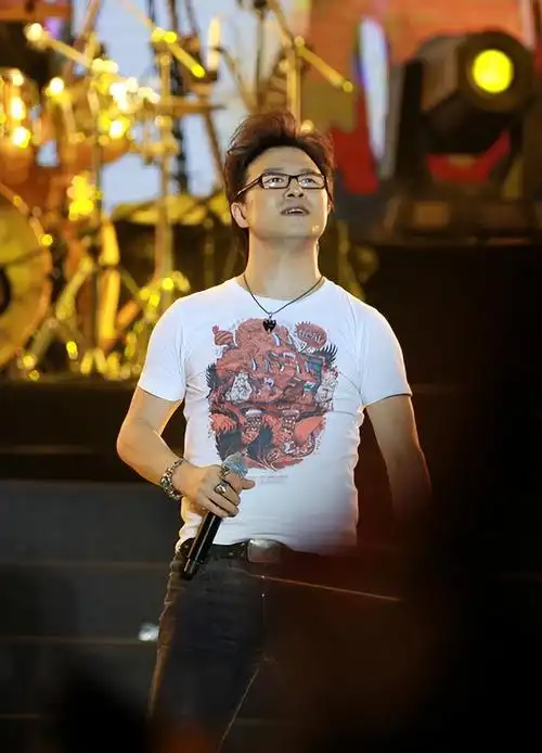 他还是唱歌,出歌,发专辑,开演唱会,不得不说,搞音乐的汪峰确实有些