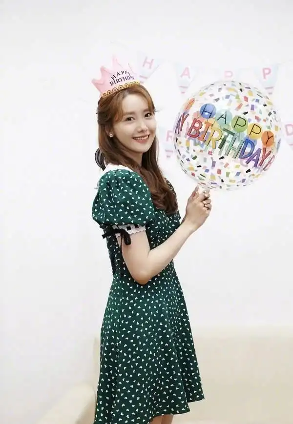 林允儿举办生日派对庆祝30岁生日网友这时尚减龄感确定30