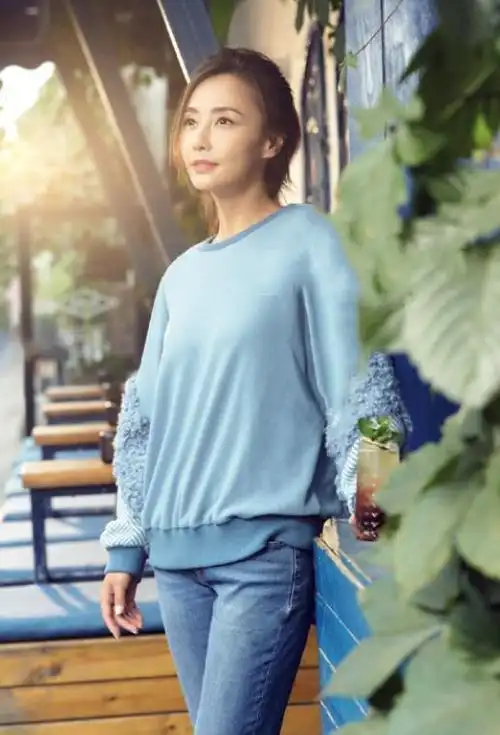 马雅舒44岁风韵犹存穿拼接卫衣减龄时髦难怪二婚还能嫁富豪