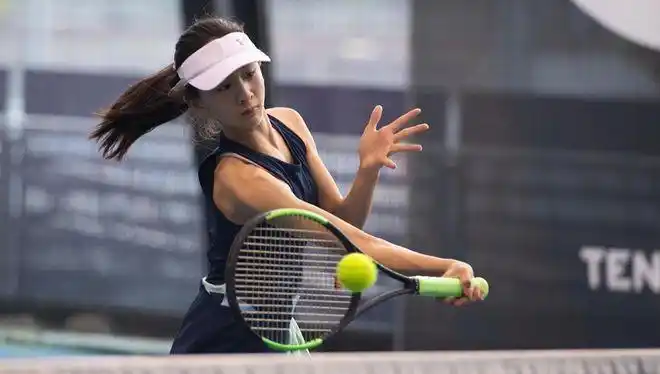 11岁田雨橙打网球穿上运动服略显成熟五官长相酷似赵丽颖