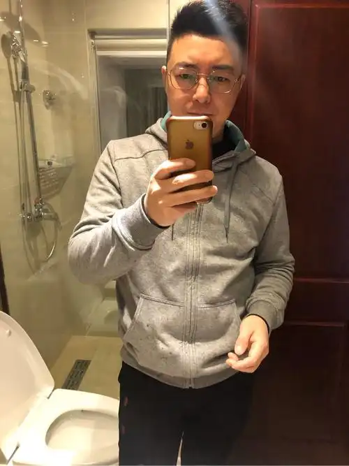 80后大叔,一直做企业管理,对于带新团队和开发项目都很顺手,自己对 em