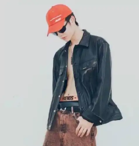 王一博被女生测腰围,当尺子围到腰上一刹那,谁能顶得住啊?