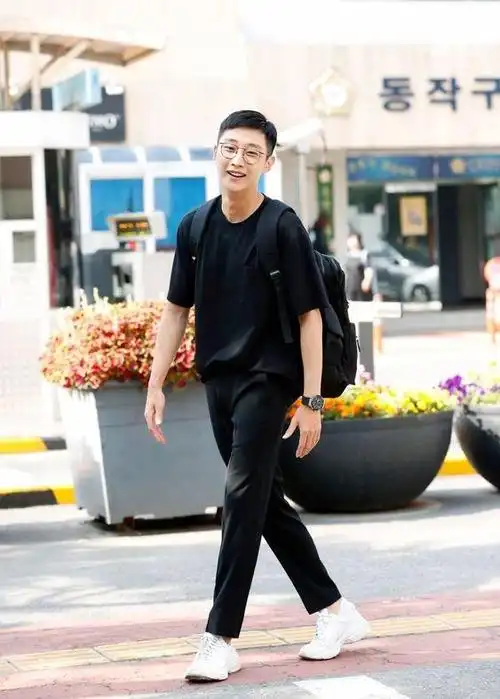 佛靠金装",很多时候中年男性的"油腻感","土气"和日常穿衣打扮脱不了