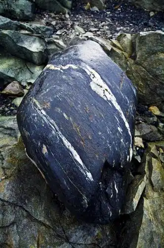 无人,竖图,俯视,室外,白天,石头,条纹,形状,石子,拍照,蓝色,白色,黑色