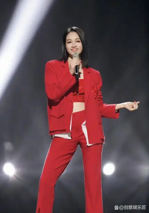 朱丹的小肚子事件 朱丹在最近的一次公开活动中,不小心露出了微微凸起