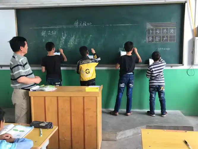 接着,抽生上黑板进行板演,看他们做的多认真呀!