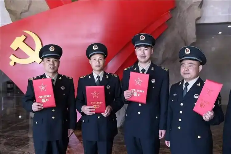 厉害!火箭军106名"导弹兵王"晋升一级军士长