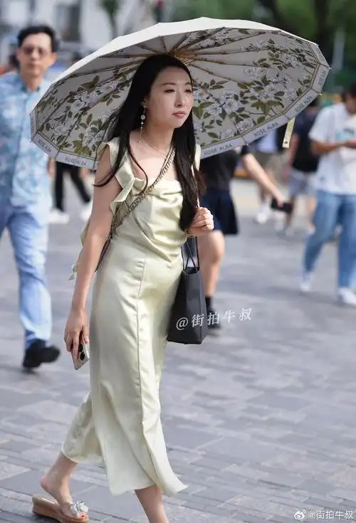 美女一身漂亮的古风打扮出街