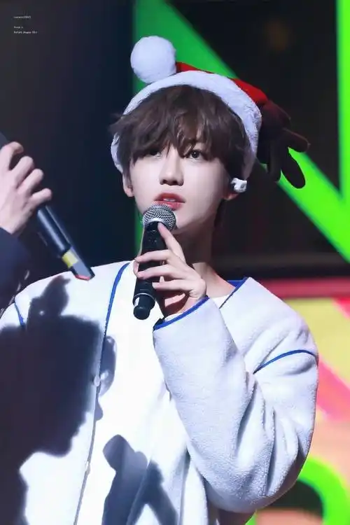 好喜欢蓝发我的入坑图小时候cos怪盗基德@嗑颜bot 的微博: 嗑颜bot