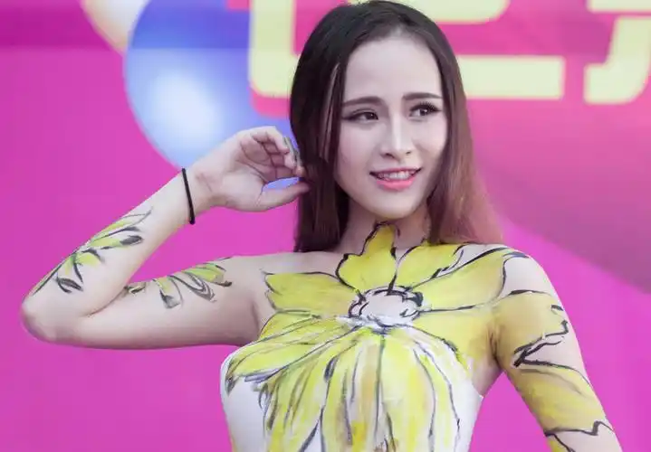 在人体上画衣服太逼真无人发觉网友不好意思看