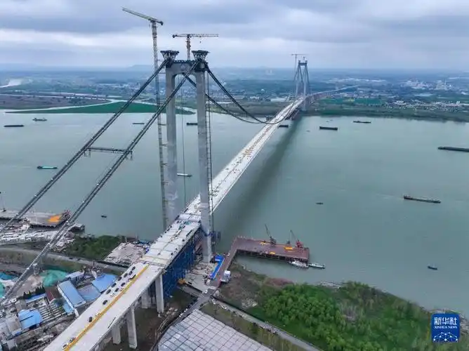 据介绍,龙潭长江大桥北接扬州仪征市,南接南京市,镇江句容市,双向六