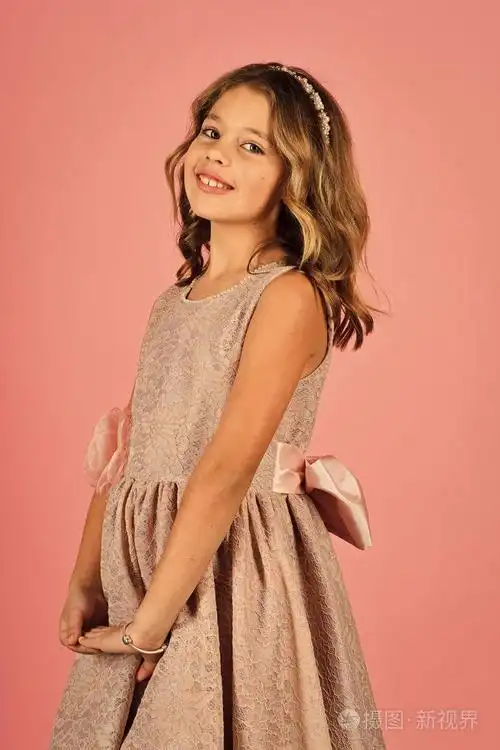 时尚美女小公主听着理发师化妆儿童女孩在时尚的魅力礼服, 优雅.