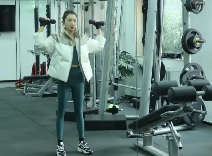 周冬雨素颜状态运动图#@周冬雨今日再晒健身照,抿嘴抱头好可爱一女的