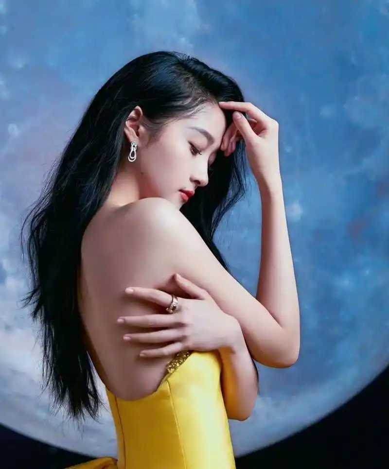 鲜黄色抹胸礼服优雅性感,韵味十足! #关晓彤