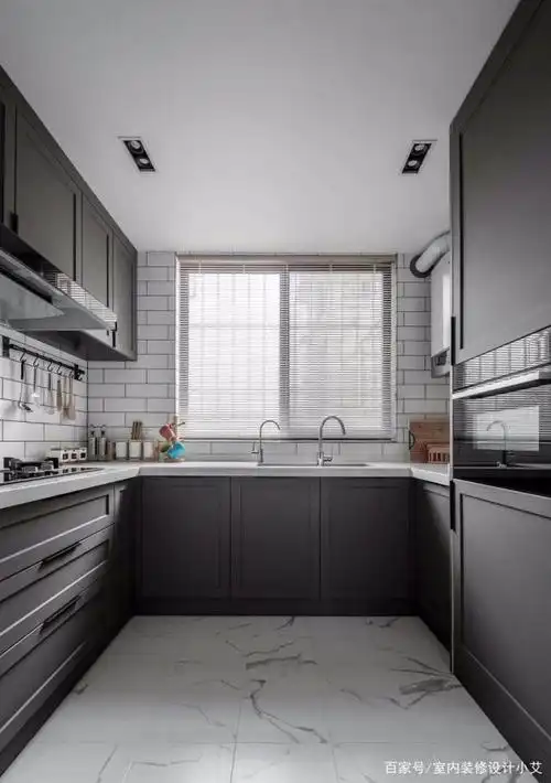对餐厨区重新规划后,打造u型厨房,细腻的灰色柜门搭配白色瓷砖,地
