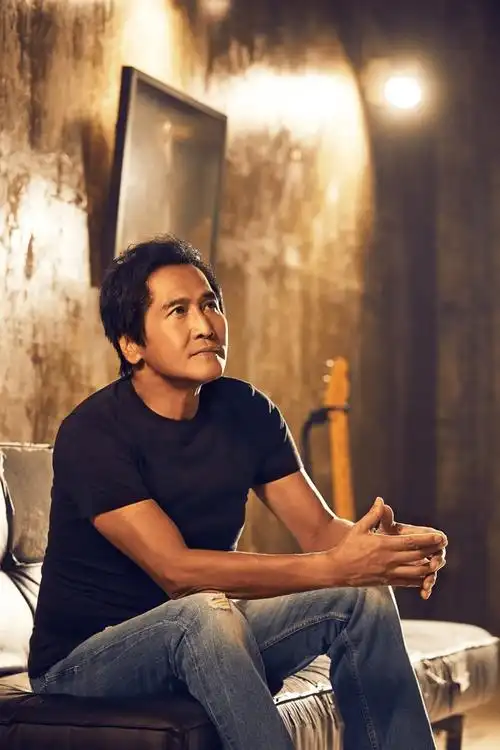 孙丽雅:嫁大24岁歌手齐秦,婚后连生两胎,如今一家四口其乐融融_蜗牛