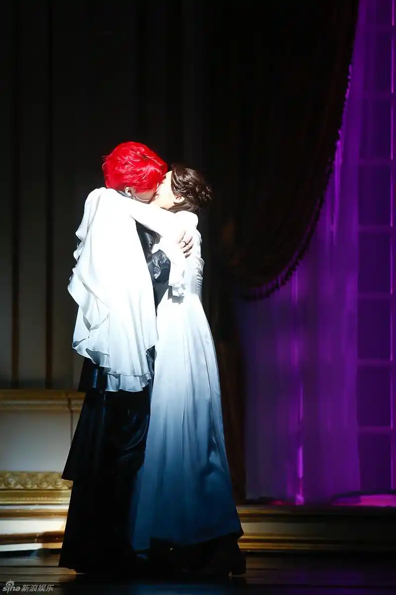 新浪娱乐讯 7月22日,在首尔举行韩国音乐剧《德拉库拉》的press call.