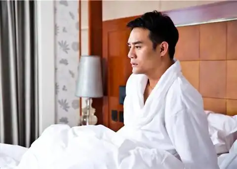 图当红演员王凯肌肉裸睡照娘娘腔到肌肉男的转变