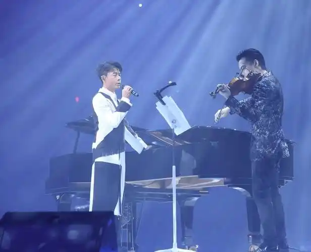 李克勤举办演唱会妻儿捧场,俩儿子形象反差大,小儿子染金发抢镜