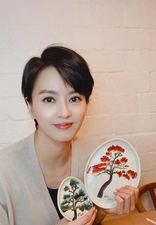 梁咏琪真是天生丽质穿居家服配短发44岁愣是美成初恋