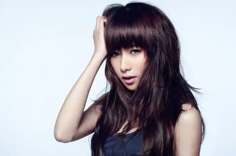 西安财经校花王秋紫 90后美女演绎熟女风