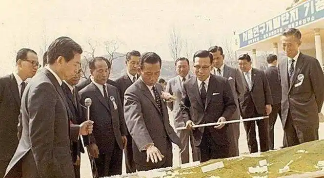 原创原创在冲锋枪面前卡宾枪就是烧火棍1968年青瓦台袭击事件中的轻