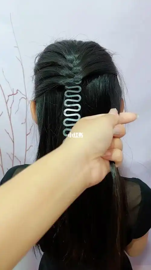 满头鱼骨辫教你简单扎