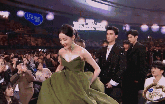 迪丽热巴吴磊同台 歌隼批圆满##吴磊等迪丽热巴一起走