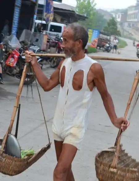 卖菜大爷穿连衣裤走红网络