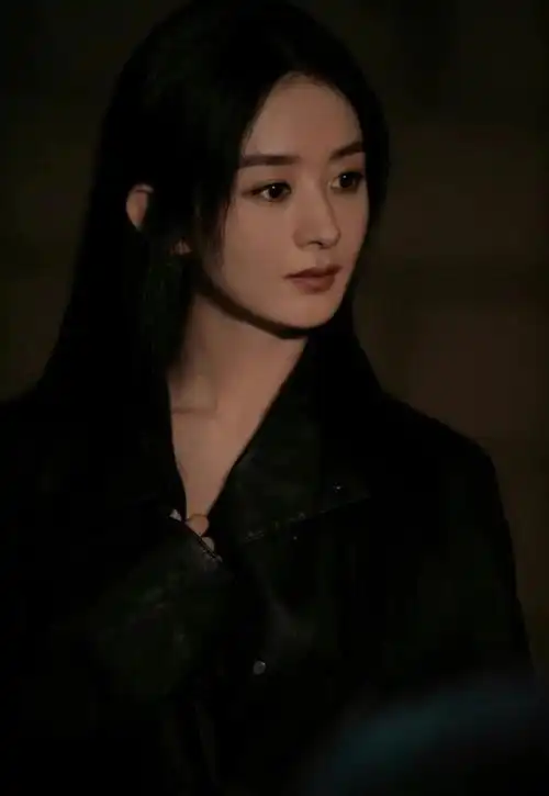 赵丽颖形象大变彻底逆袭穿黑色西装拍大片霸气十足变腹黑女神