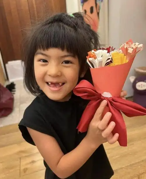 娱乐贾静雯过母亲节咘咘波妞做手工超暖心修杰楷送蟾蜍别出心裁明星