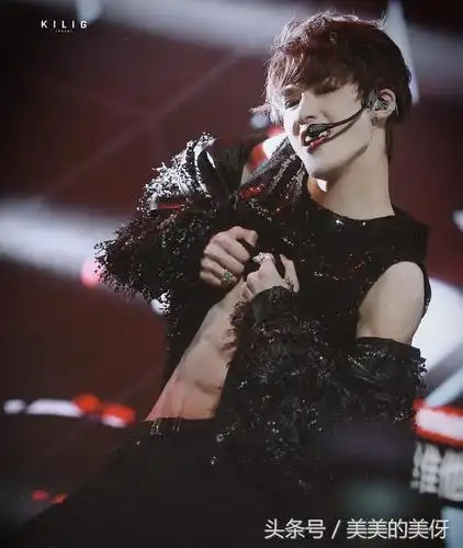 蔡徐坤成熟男人装扮,扯衣领展现出异样魅力