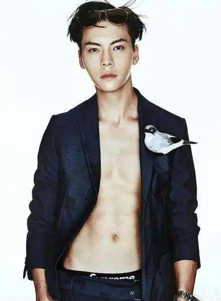 男星都喜欢"炫腹肌"?张艺兴王一博还好,看蔡徐坤:九九归一?_彭于晏_好