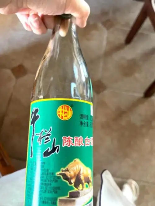 白牛二是公认的"酒精勾兑酒",为啥喜爱的人还很多?实情很无奈