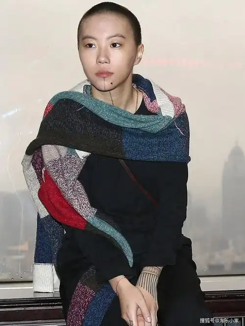 照片中,窦靖童穿着一件宽松的浅绿色格子恤衫,配上深灰色紧身牛仔裤