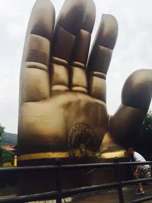 【携程攻略】灵山景区天下第一掌景点,许多游客都会前去摸佛手,底部大