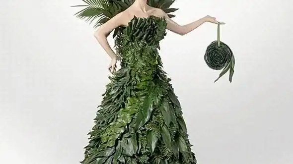 时尚回归原始社会了,树叶做衣服