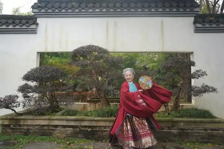 76岁老奶奶穿明制汉服走红宛如红楼梦中人