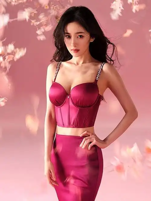 杨幂抛身材影喷血内衣写真任看