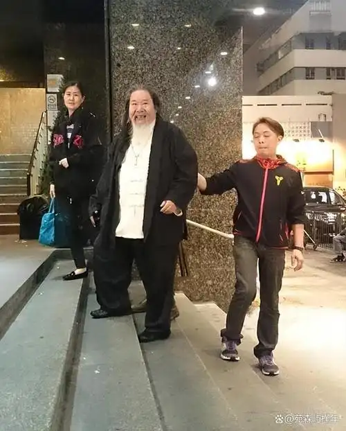 樊梅生是一位著名的老派演员,曾与多少知名导演合作过因此樊少皇的